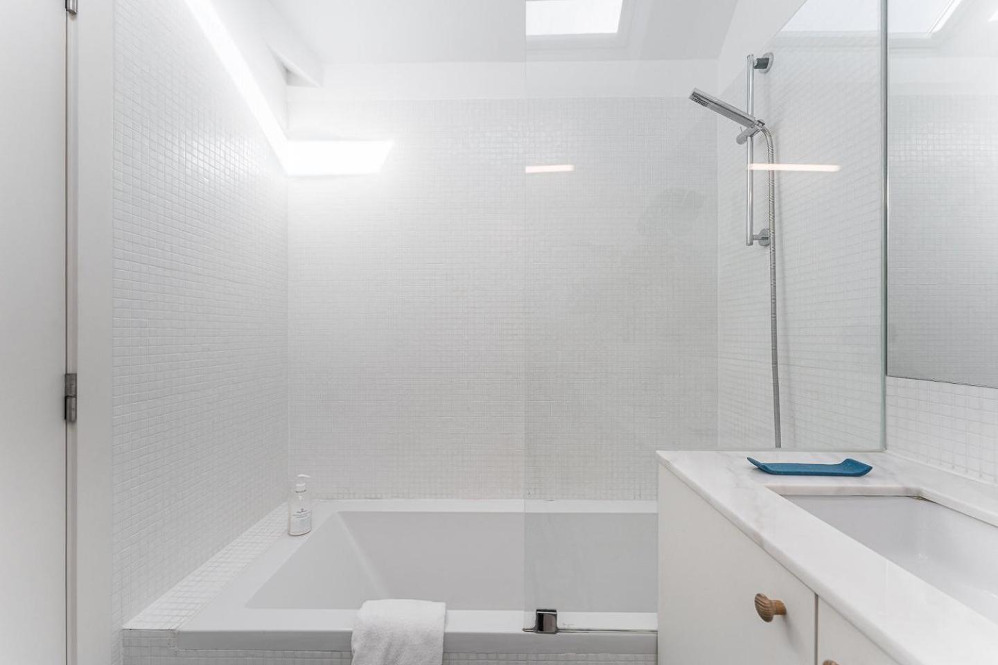 Guestready - Spacious And Modern Apt W/ Skylight Порто Екстериор снимка